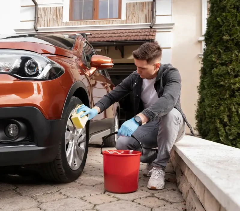 Lavage auto à domicile Saint-Germain-au-Mont-d'Or : professionnel intervenant sur un véhicule